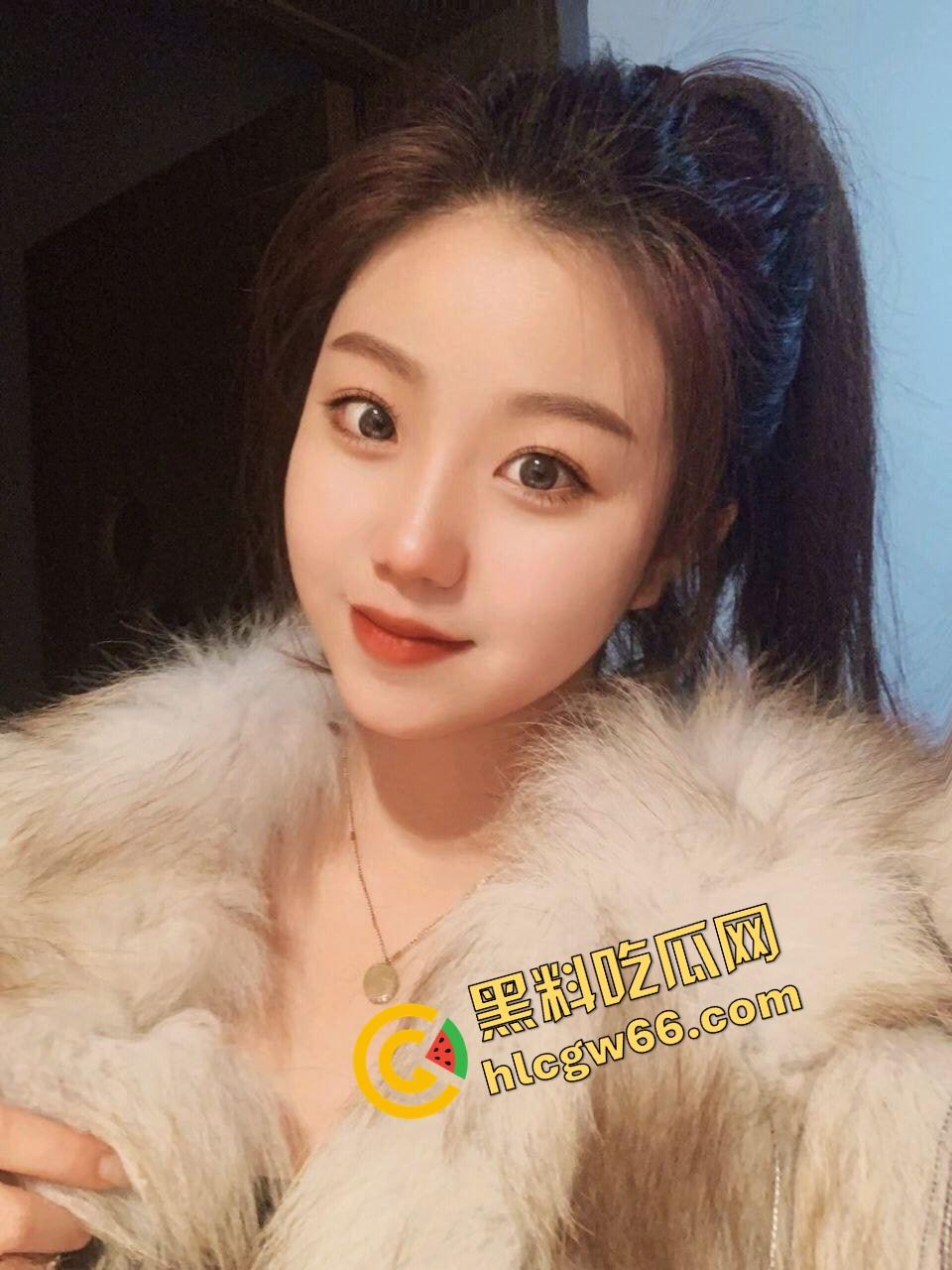 音乐老师嘴巴比喇叭还灵武汉【张小岚】楼道玩口爆，微信附近人撩到的骚货，25岁女老师夜里吞精爽出！-5