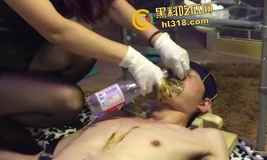 浙江恶女逼男友吞粪!捆绑虐待塞屎,掐鼻子不给呼吸强迫张嘴,中途还怕男友渴了给他喝水!-4