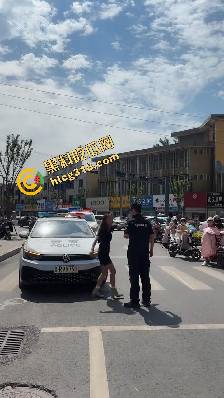 山东菏泽违停被贴条不服还爬警车狂吼，网红『玲玲宝贝』在线上演癫婆斗交警！-13