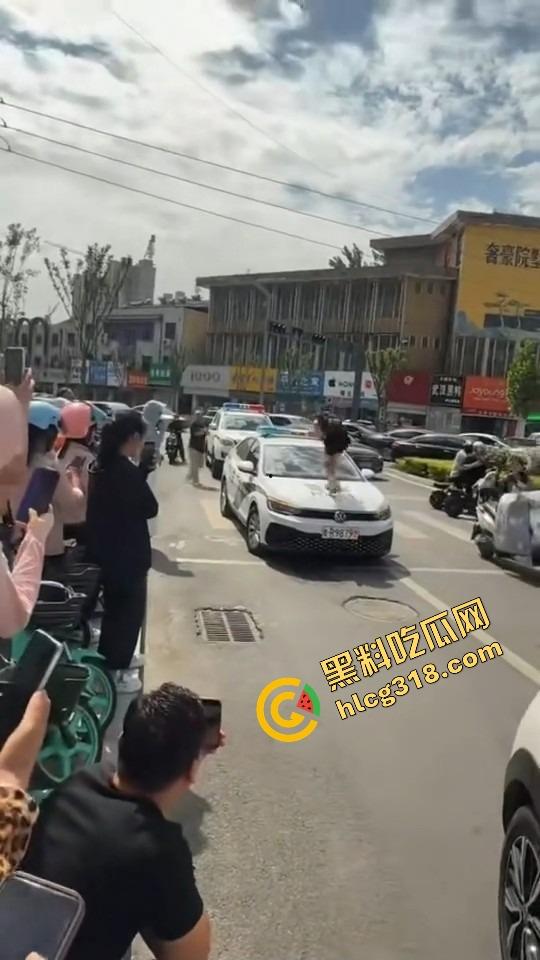 山东菏泽违停被贴条不服还爬警车狂吼，网红『玲玲宝贝』在线上演癫婆斗交警！-16