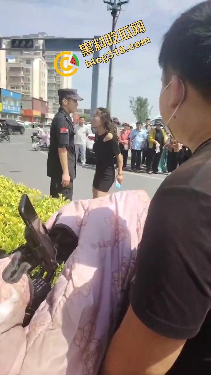 山东菏泽违停被贴条不服还爬警车狂吼，网红『玲玲宝贝』在线上演癫婆斗交警！-19
