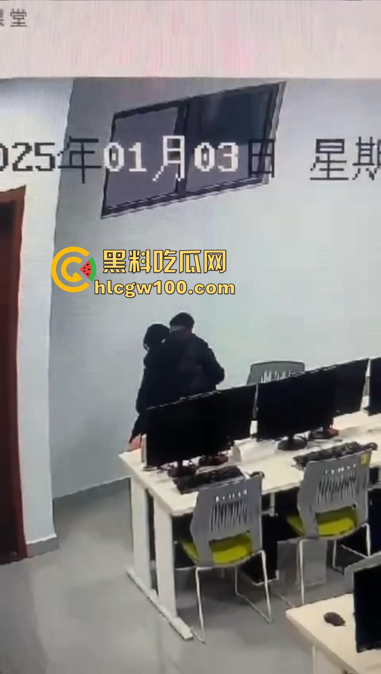 郑州商学院教室不学计算机学日逼，监控直接曝光成年度大瓜，教室性价比吊打大床房，同学你火了知道吗？-6