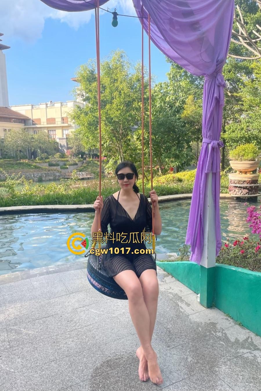 海角大神打游戏输了找老妈泻火，隔壁老爸还在睡觉，这边儿子干得母亲淫叫，老妈B毛太少儿子内射加点激素！-1