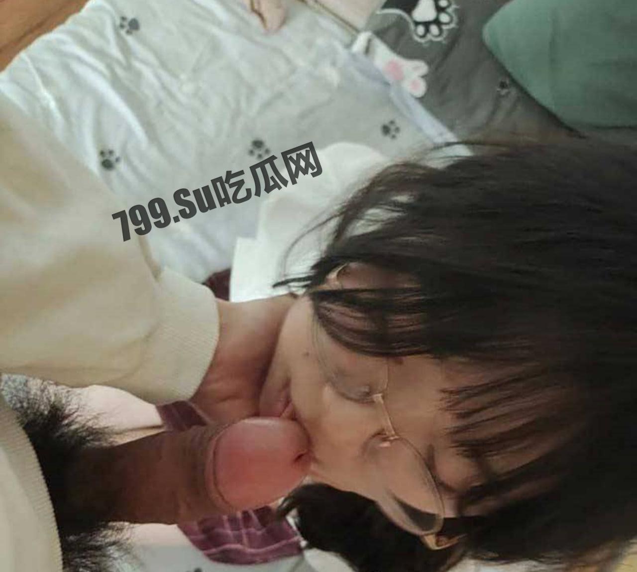 【超精品泄密】 极品学生眼睛娘反差婊 外表乖乖女 没想到吃鸡这么骚 口活爆好 深喉的样子真棒啊-7