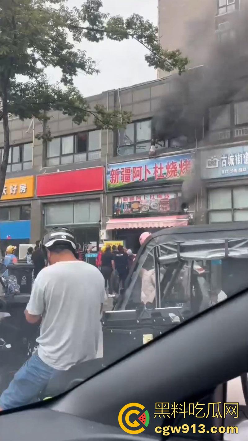 江苏宿迁突发火灾，新疆阿卜杜烧烤店，二楼调料仓库着火，整条街都能闻到烧烤的味道！-2