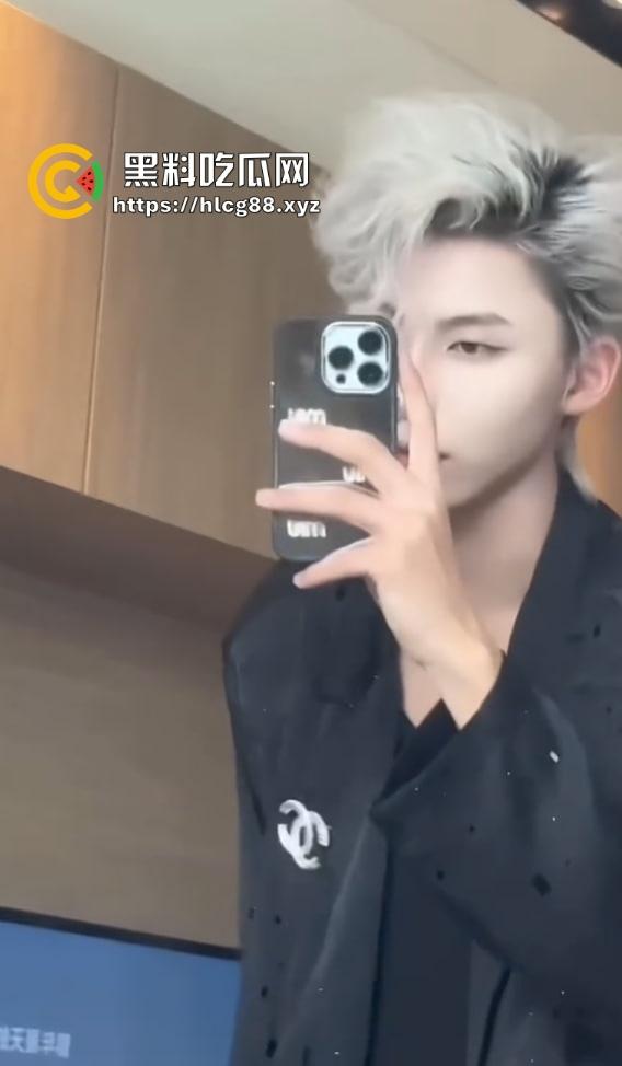 成都小仙女找男模鸡巴养身，哪知男模鸡巴是毒棒，插谁谁烂草完骚逼流脓烂成花，婊子贱种天生一对！-32