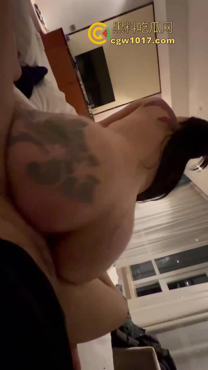 又是羡慕精神小伙的一天!酒店大战满背符骚逼,超爽两男一女3P,这花屁股纹身看着很带感,操起来也很爽呀!-6