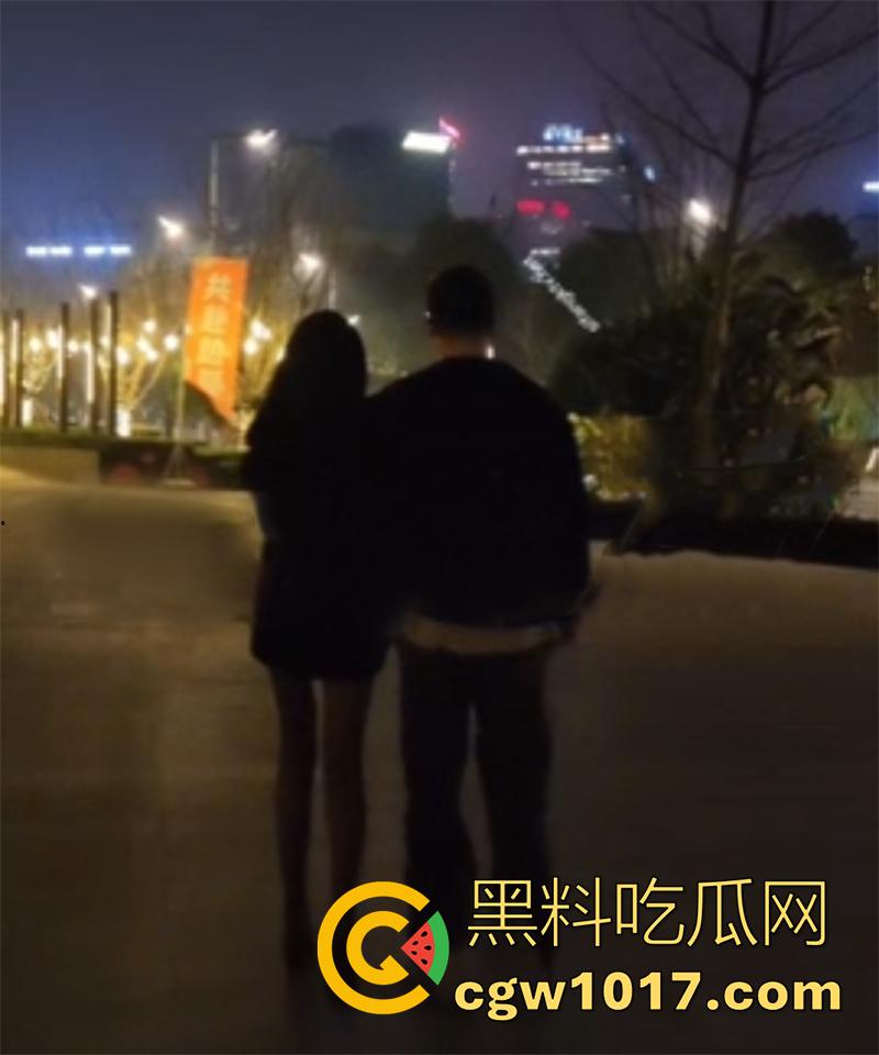 绿帽大神花样情趣，骗合伙人说淫妻是小三，逆天黑丝长腿瞬间征服，献妻给熟人玩弄，酒店淫乱爽翻了！-1