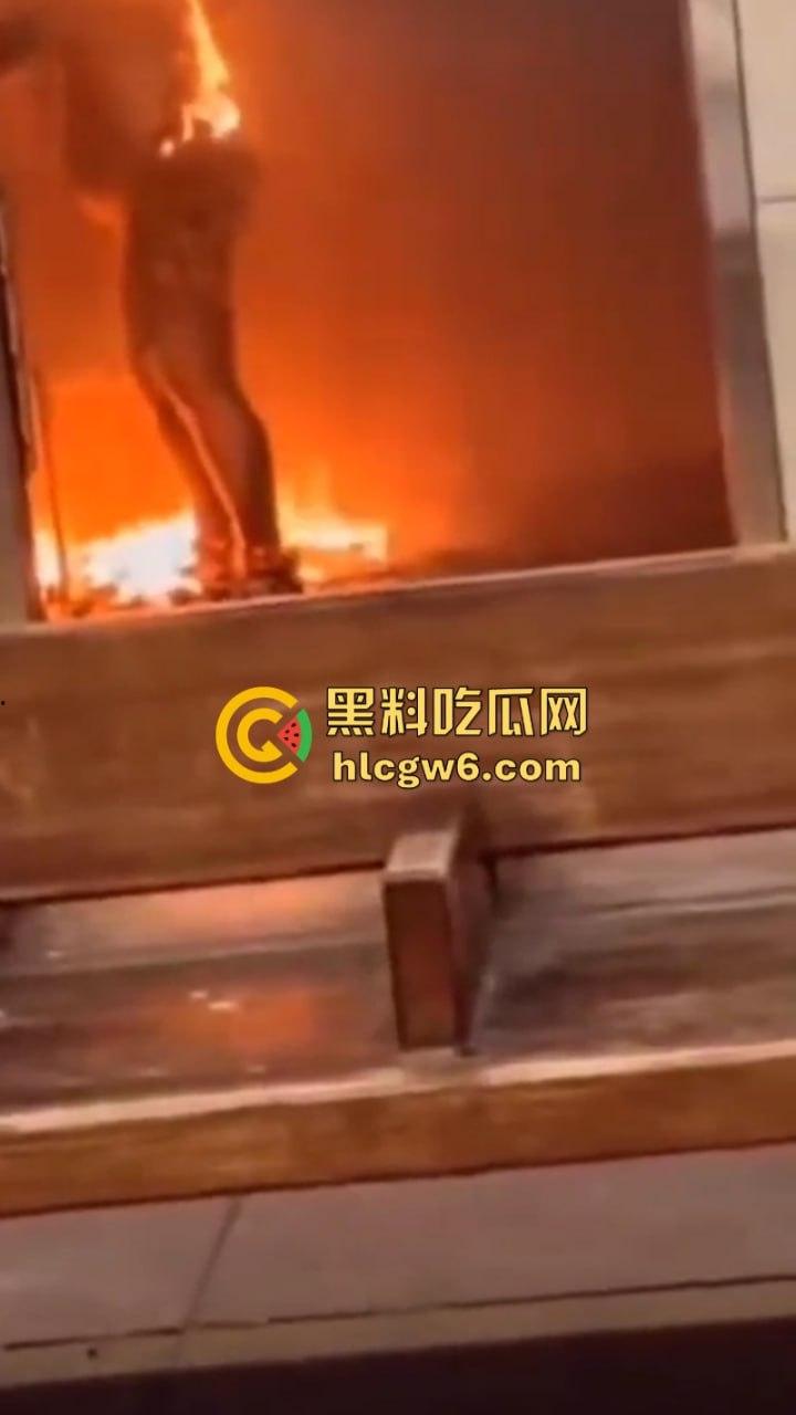 2024最强纽约笑话！纽约州长凯茜·霍楚尔前脚夸赞自己让纽约地铁更安全 后脚流浪汉在地铁纵火烧死一女子！-5