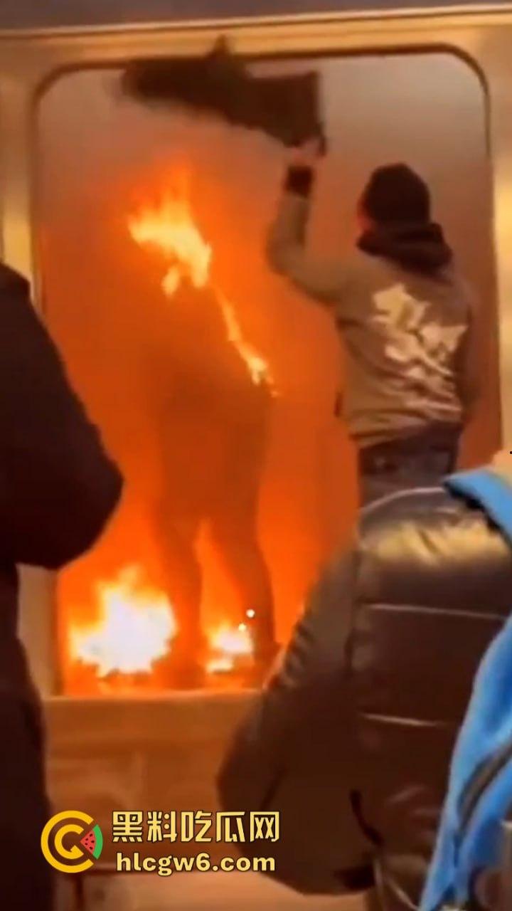 2024最强纽约笑话！纽约州长凯茜·霍楚尔前脚夸赞自己让纽约地铁更安全 后脚流浪汉在地铁纵火烧死一女子！-6