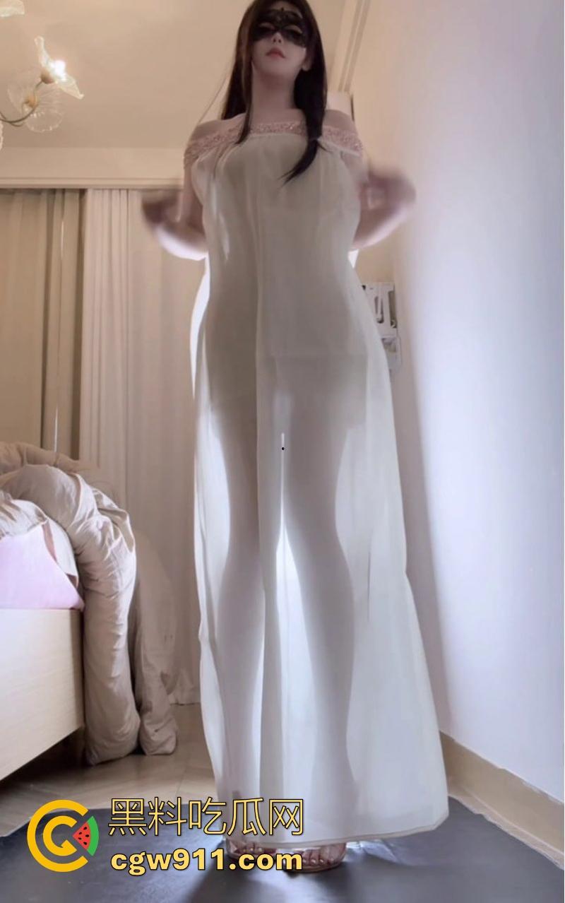 抖音清纯女神【不要凶小乖】清纯外表下藏着骚浪灵魂,私下大胆放纵,极品身材隔裤自慰,潮喷淫水流淌一地!-4