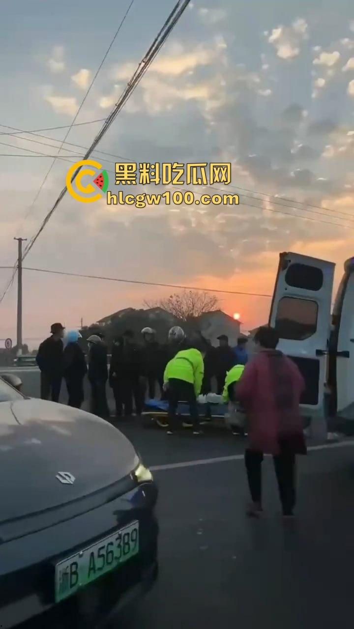 周西公路发生车祸，小米SU7撞倒三名上学孩子，公务员车主拘留仅一个月，家里关系硬就是可以为所欲为！-7