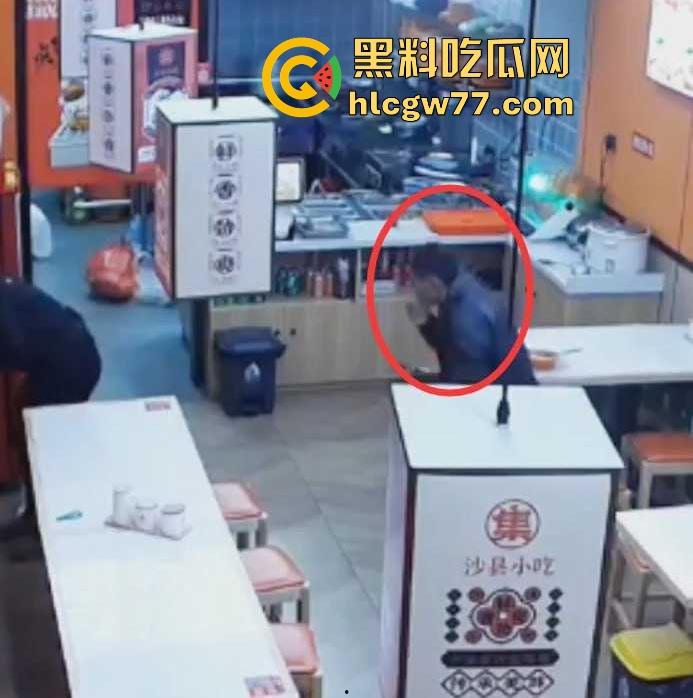 沙县小吃 猥琐男偷吻女生屁股 被监控拍下 哥们饥渴过头了 隔着裤子的屁股你能闻到什么啊！-7