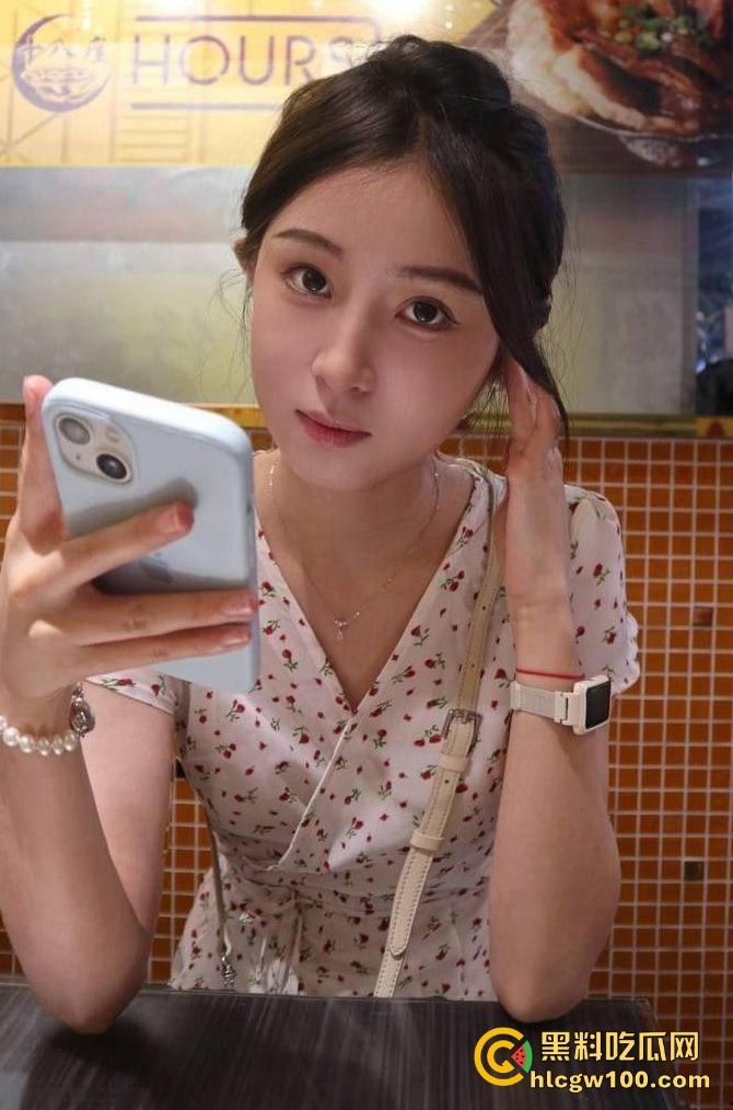 2025年度最快反差新人出炉，哈尔滨顶级颜值气质女神『侯悦然』啪啪视频流出，美乳粉穴精致脚丫看得人舍不得用力！-1