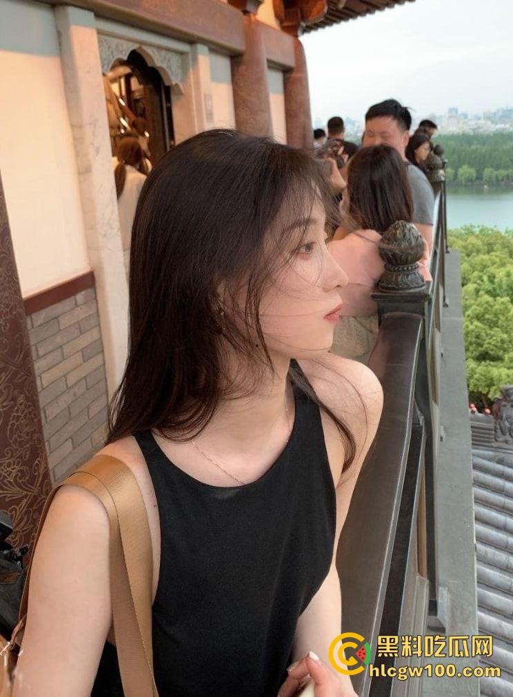 2025年度最快反差新人出炉，哈尔滨顶级颜值气质女神『侯悦然』啪啪视频流出，美乳粉穴精致脚丫看得人舍不得用力！-18