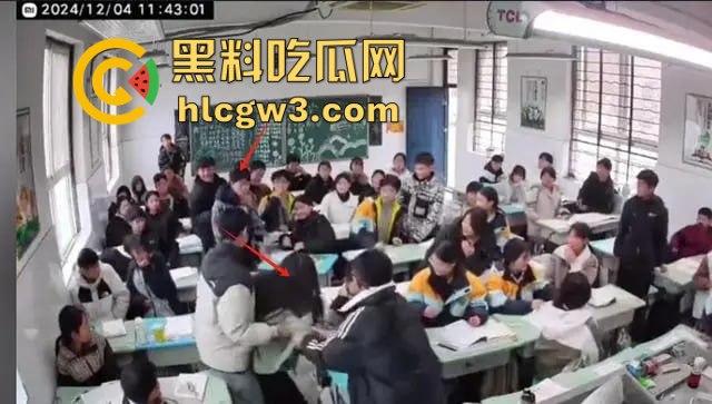 山东班主任女老师用戒尺教育学生被反击！遭学生当场辱骂殴打，男同学拉不住场面失控！-9