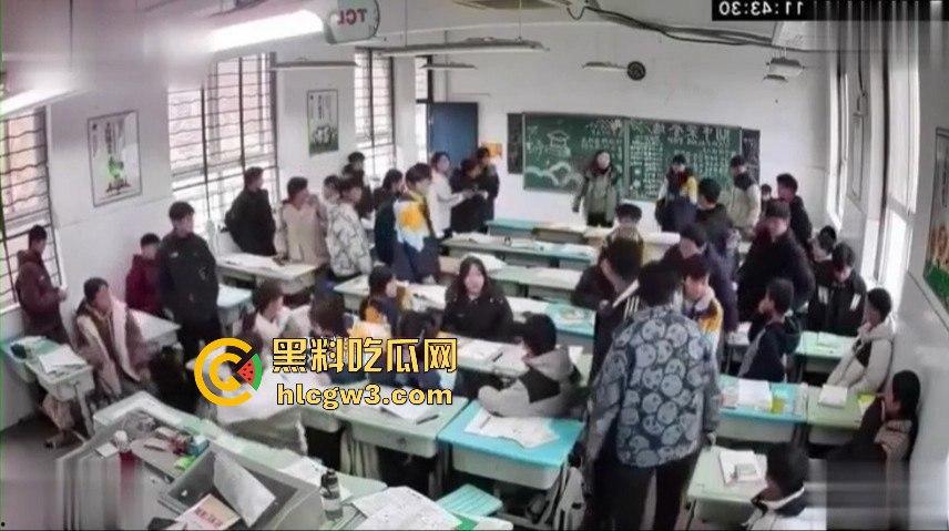 山东班主任女老师用戒尺教育学生被反击！遭学生当场辱骂殴打，男同学拉不住场面失控！-12