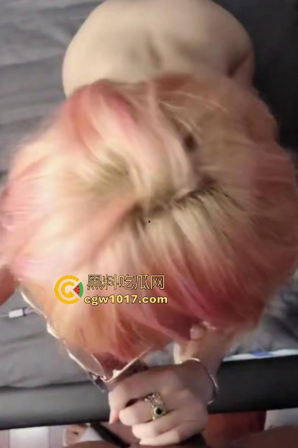 痴女女友想吃鸡巴被迫染粉毛，你别说染发了还挺骚的，调皮脸蛋跪地像狗口交深喉，B毛剃了一半像个小日本！-3