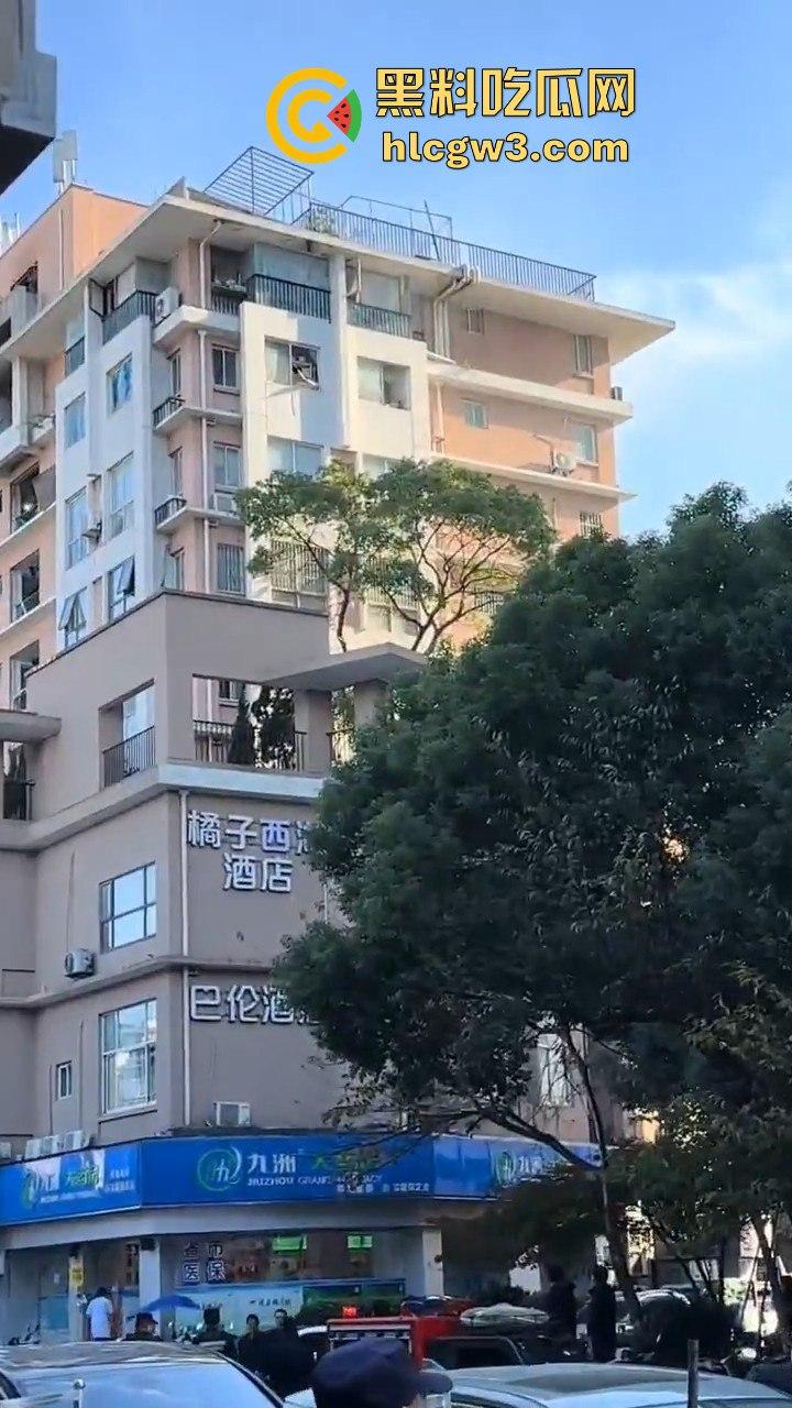 杭州拱墅区孩儿巷电梯爆炸！公寓楼成炸药包，玻璃渣满地伤亡情况不明，工人咋办了？-1