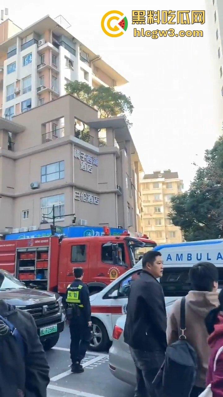 杭州拱墅区孩儿巷电梯爆炸！公寓楼成炸药包，玻璃渣满地伤亡情况不明，工人咋办了？-6