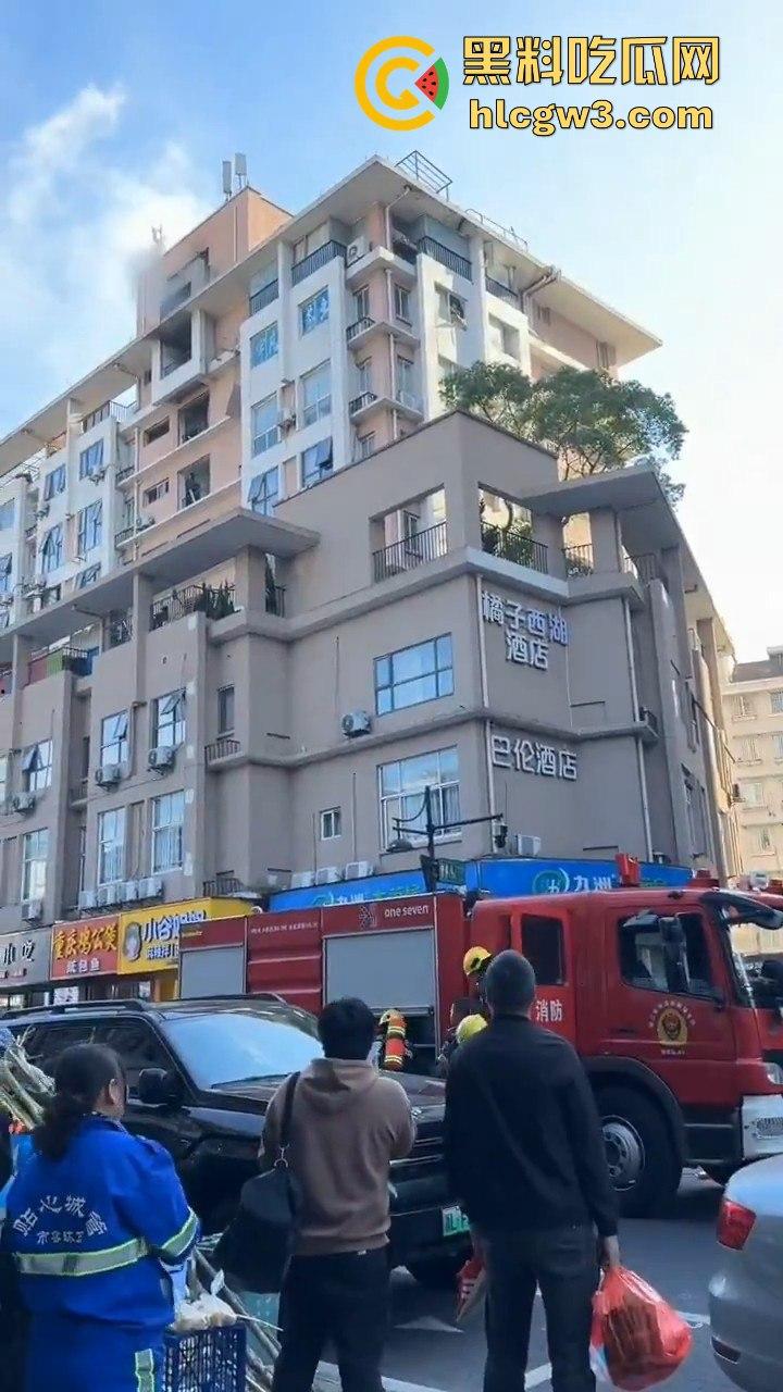 杭州拱墅区孩儿巷电梯爆炸！公寓楼成炸药包，玻璃渣满地伤亡情况不明，工人咋办了？-9