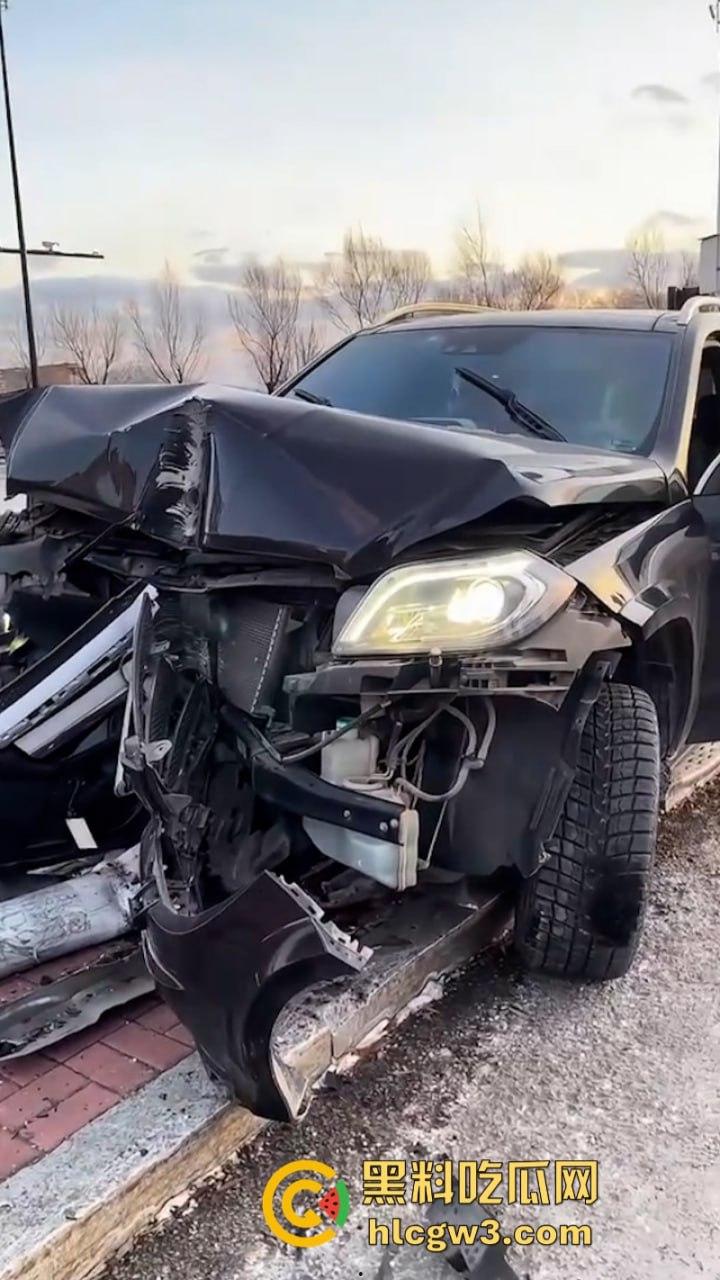 吉林妙龄女开奔驰撞倒电线杆车头损毁严重 乐观表示:红灯都没闯过-3