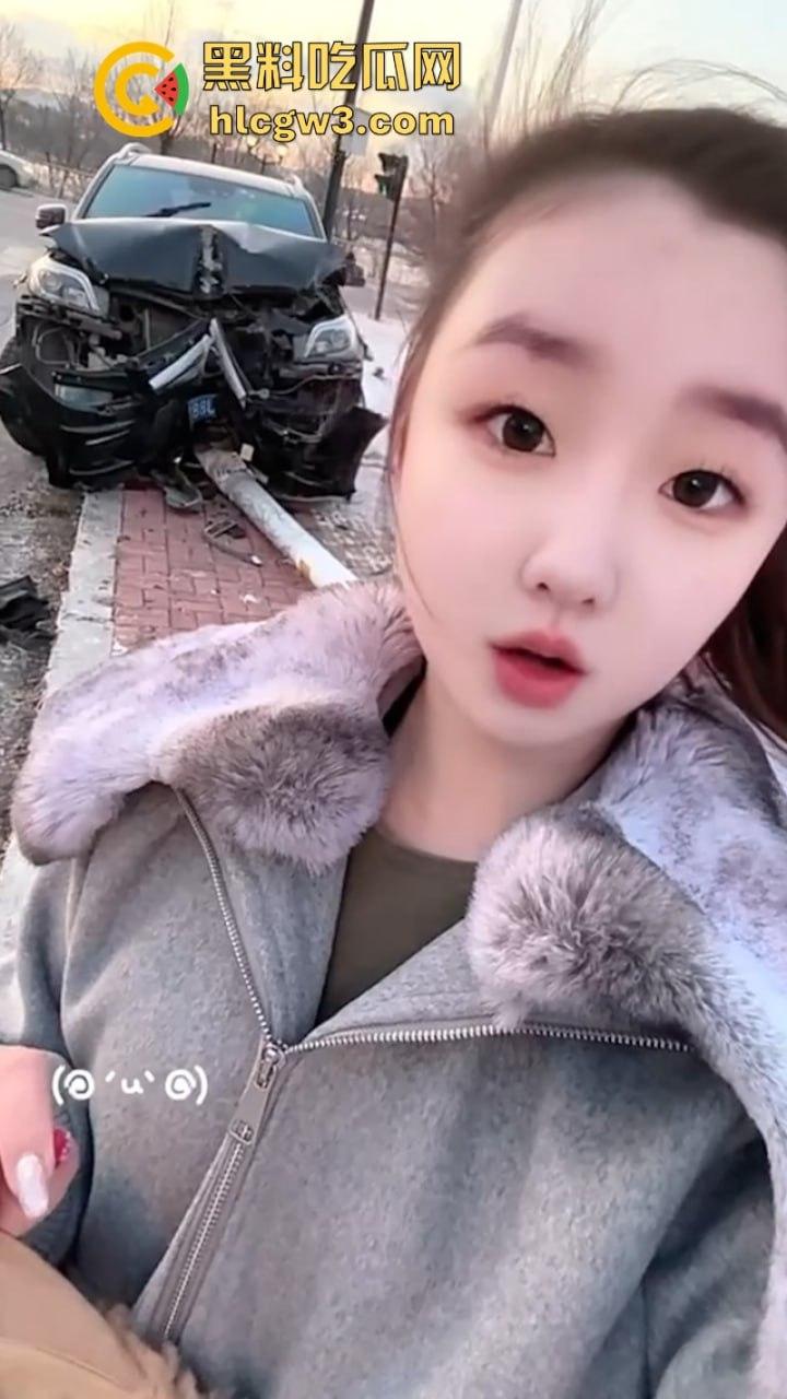 吉林妙龄女开奔驰撞倒电线杆车头损毁严重 乐观表示:红灯都没闯过-7