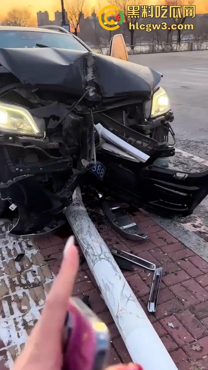 吉林妙龄女开奔驰撞倒电线杆车头损毁严重 乐观表示:红灯都没闯过-8