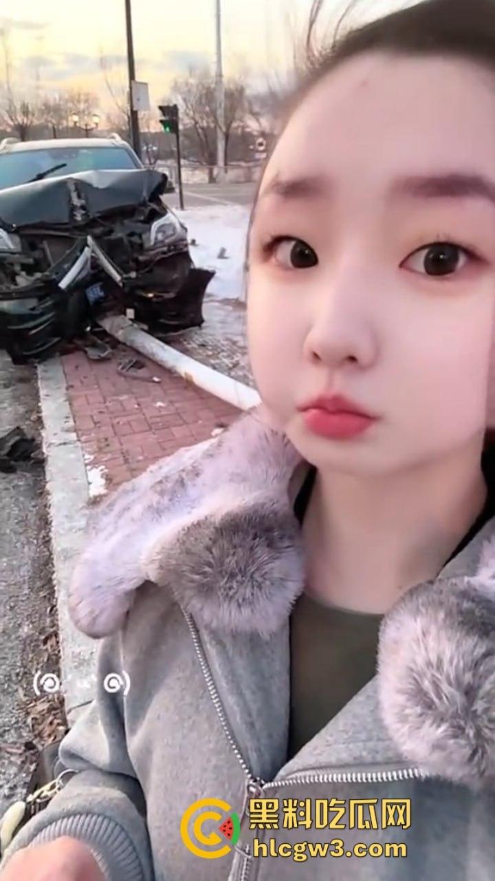 吉林妙龄女开奔驰撞倒电线杆车头损毁严重 乐观表示:红灯都没闯过-9