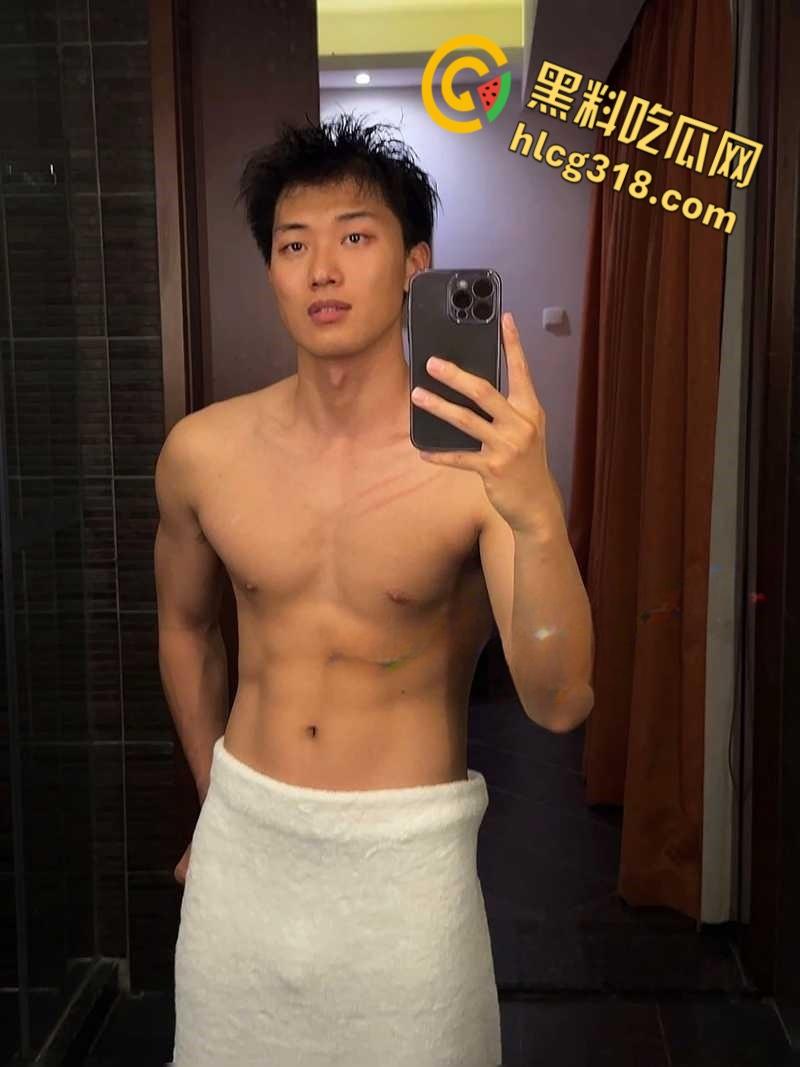 中南大学六块腹肌体育生,自曝和女友做爱视频,宿舍脱光露出大鸡,道具塞肛自慰精力真旺盛!-1