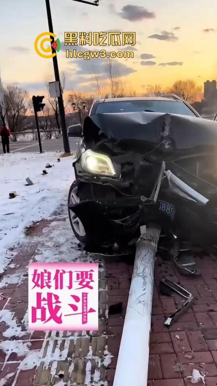 吉林妙龄女开奔驰撞倒电线杆车头损毁严重 乐观表示:红灯都没闯过-12