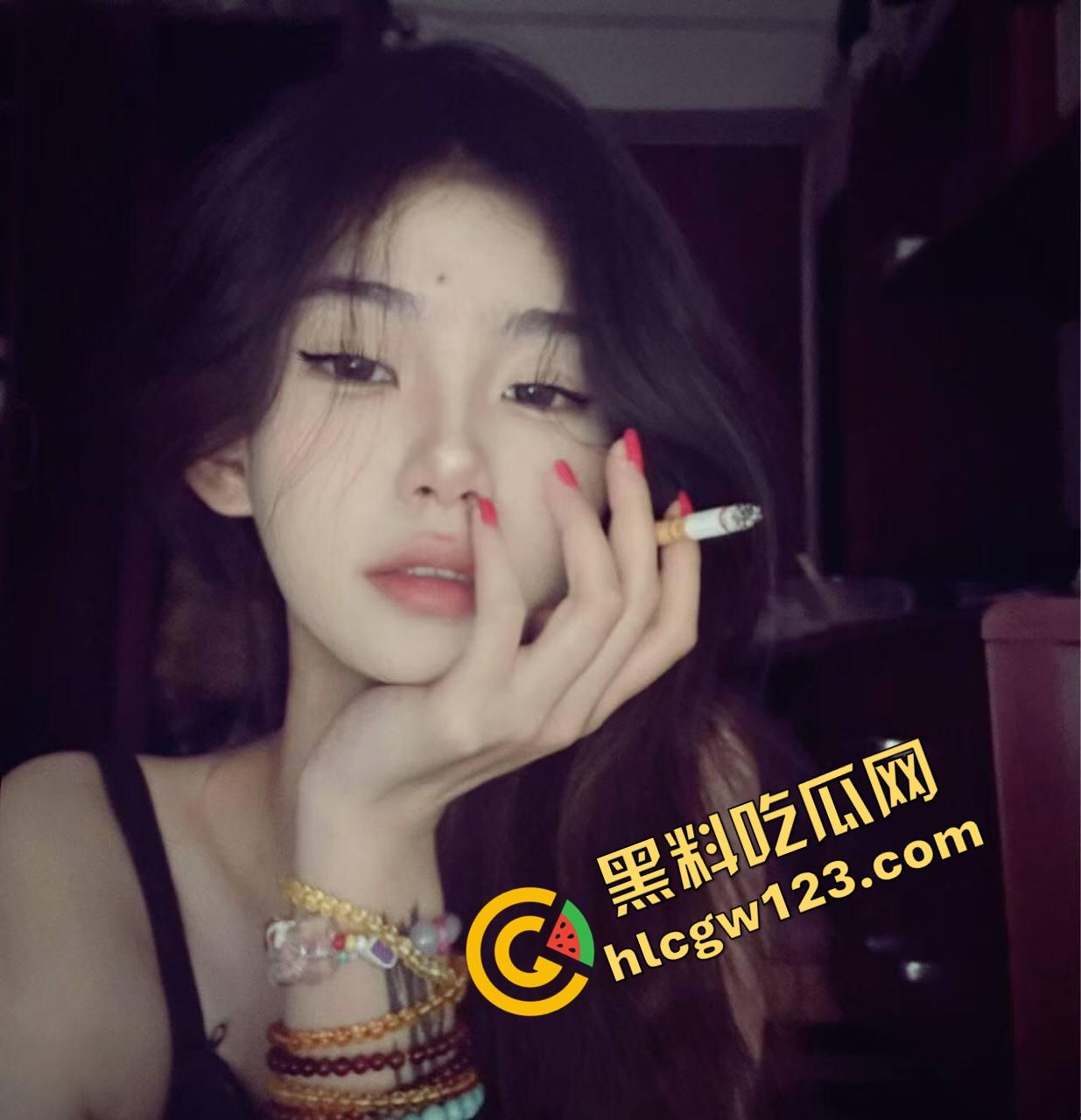 上海外围媛媛反向骑坐爆操位，骑着骑着自己先高潮了，手指插进逼里喷得床单全湿，反客为主玩疯了！-2