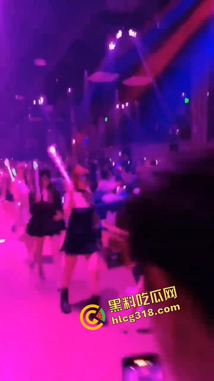 成都莎莎舞舞厅惊现毒逼传播链,一晚十几人上手,事后抽血查出问题,淫乱背后藏着毒液与绝症!-5