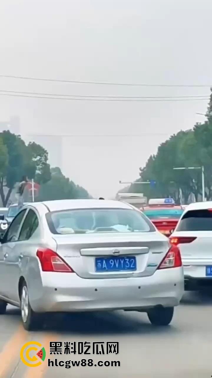 信阳固始惊现爬车怪,美女经理新买的车惨遭当街爬车,心疼到怀疑人生!-1