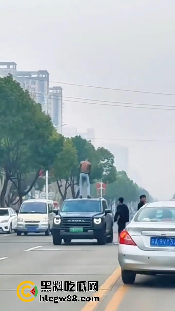 信阳固始惊现爬车怪,美女经理新买的车惨遭当街爬车,心疼到怀疑人生!-2