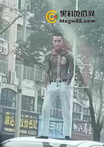 信阳固始惊现爬车怪,美女经理新买的车惨遭当街爬车,心疼到怀疑人生!-4