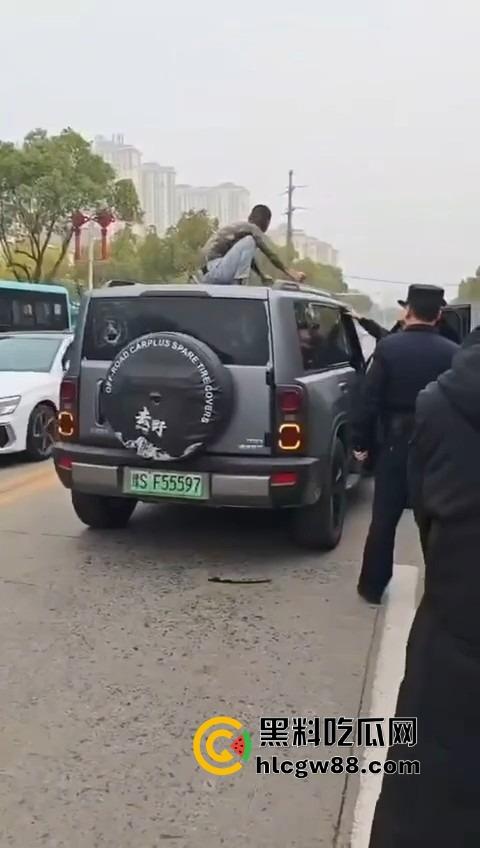 信阳固始惊现爬车怪,美女经理新买的车惨遭当街爬车,心疼到怀疑人生!-5