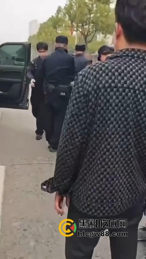 信阳固始惊现爬车怪,美女经理新买的车惨遭当街爬车,心疼到怀疑人生!-6