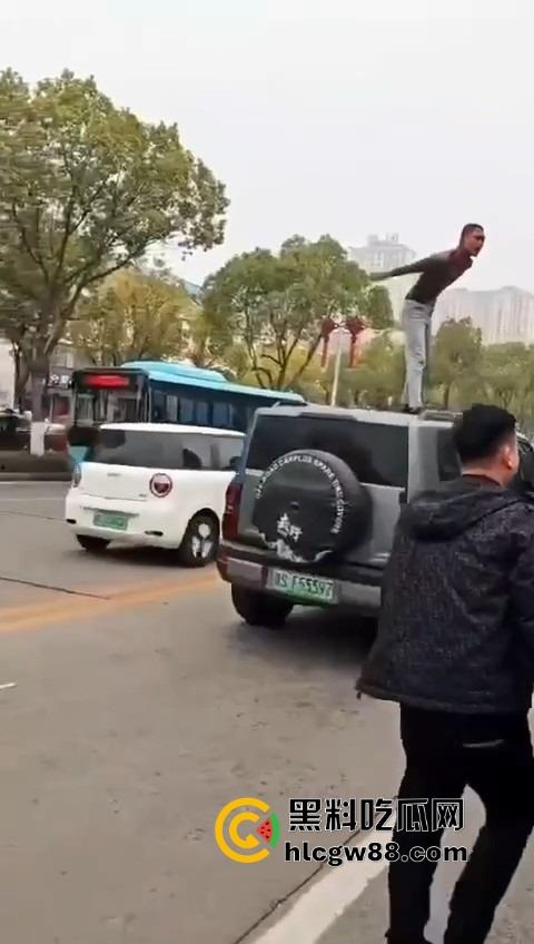 信阳固始惊现爬车怪,美女经理新买的车惨遭当街爬车,心疼到怀疑人生!-7