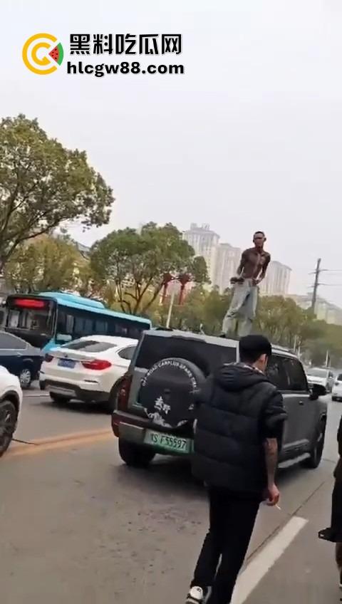 信阳固始惊现爬车怪,美女经理新买的车惨遭当街爬车,心疼到怀疑人生!-8