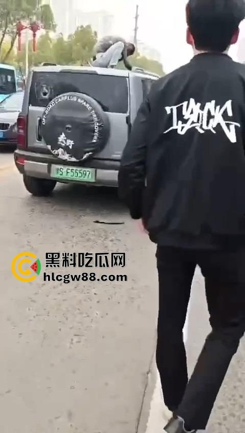 信阳固始惊现爬车怪,美女经理新买的车惨遭当街爬车,心疼到怀疑人生!-10