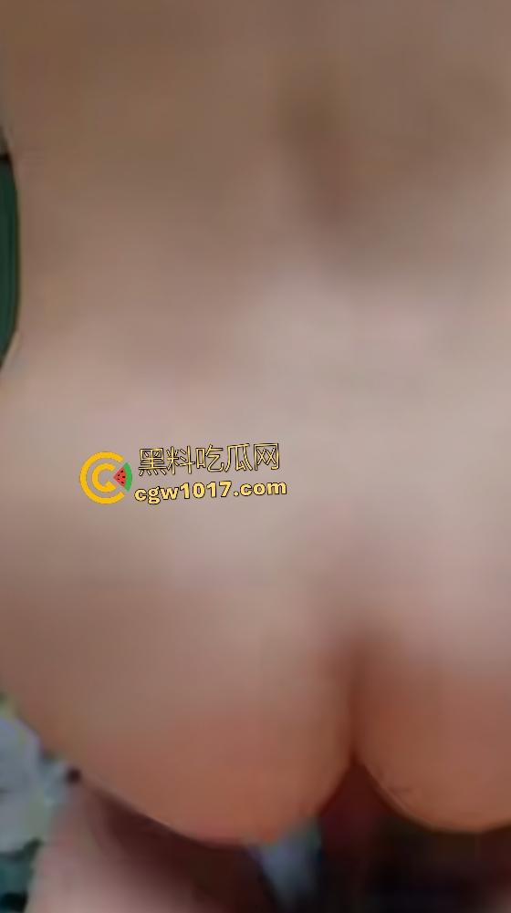 海角社区侄子在婚房狂操装修工婶婶，老女人求虐被蜡烛滴B上，侄子射精后鸡巴直接软，这么老还玩这么花？-7