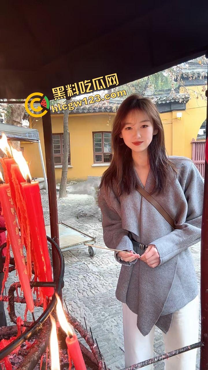 南宁炮王吃姐妹花吃上瘾,双飞两颗奶,鲍鱼拼盘天天不重样奶香鲍滑爽到爆,就是丝袜颜色太拉了!-4