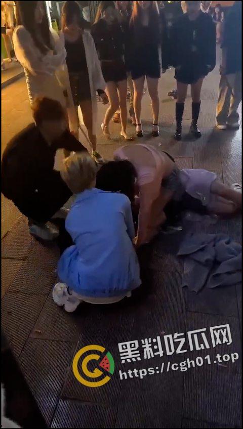 重庆九街高屋 小姐姐当街互撕 奶罩子都扯飞了 堪称女子MMA重庆分会场-3