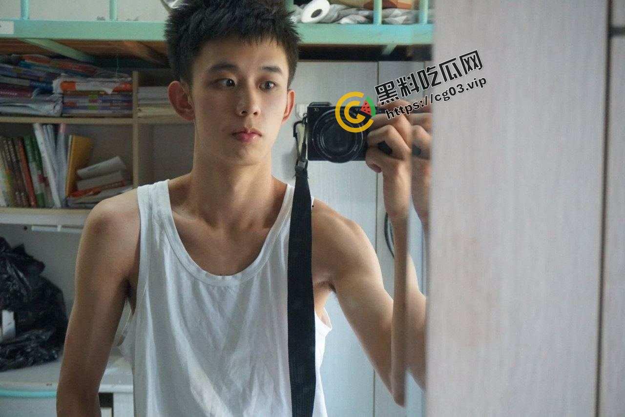 外国语学院肌肉男白袜帅气学长自慰打飞机  人帅屌大-3