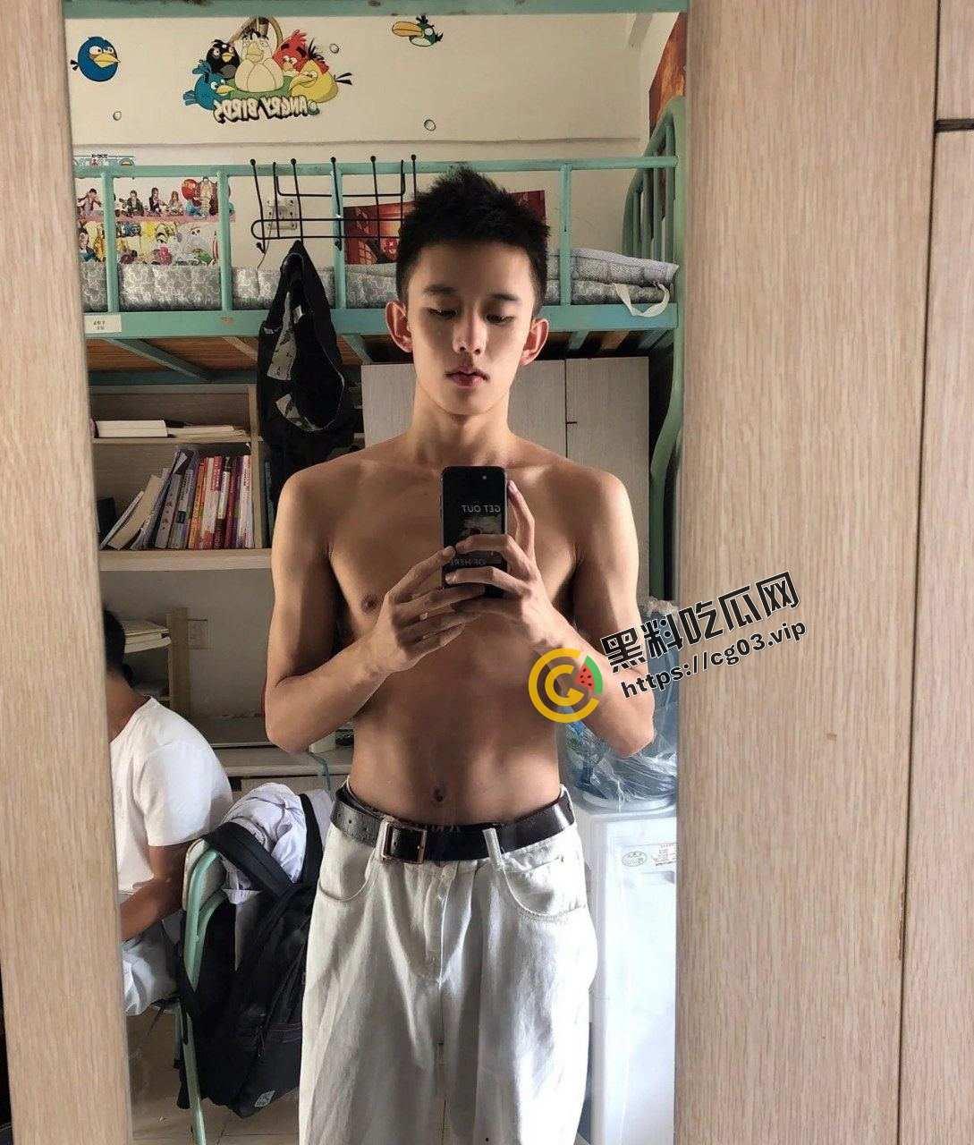 外国语学院肌肉男白袜帅气学长自慰打飞机  人帅屌大-4