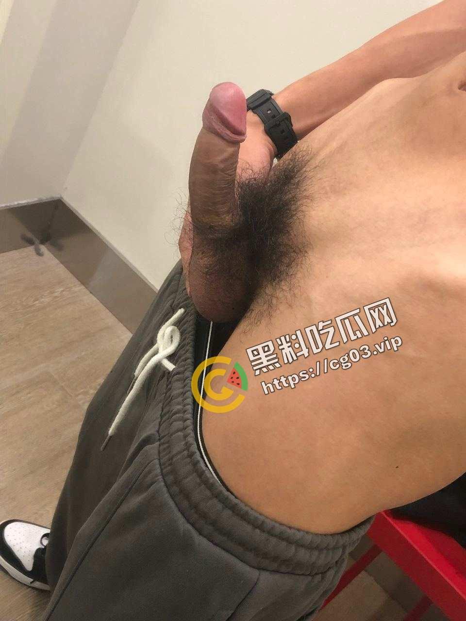 外国语学院肌肉男白袜帅气学长自慰打飞机  人帅屌大-9