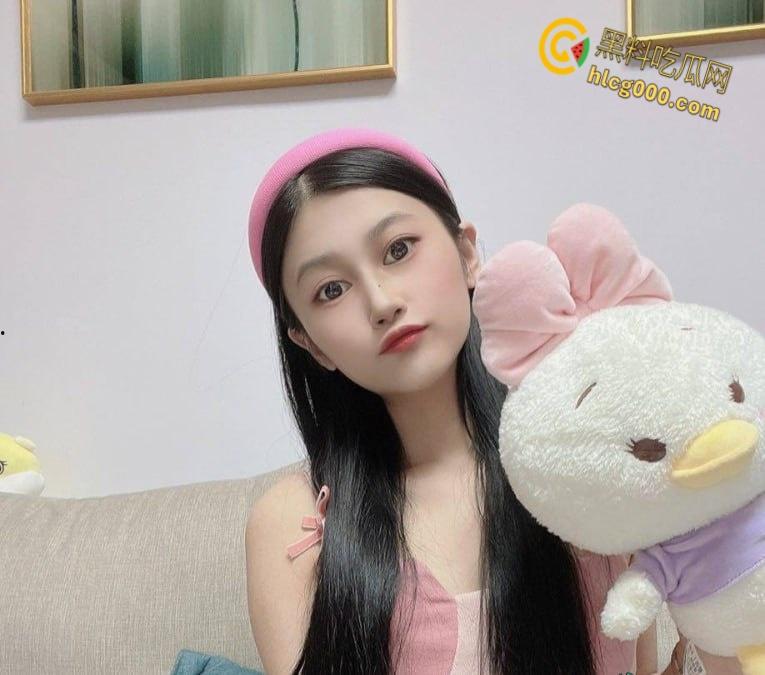 贵州嫩妹【王越】裸贷1.4万，无法偿还只能无奈肉偿还款，她的男朋友也只能看着，戴着手铐无套后入爆操 !-6