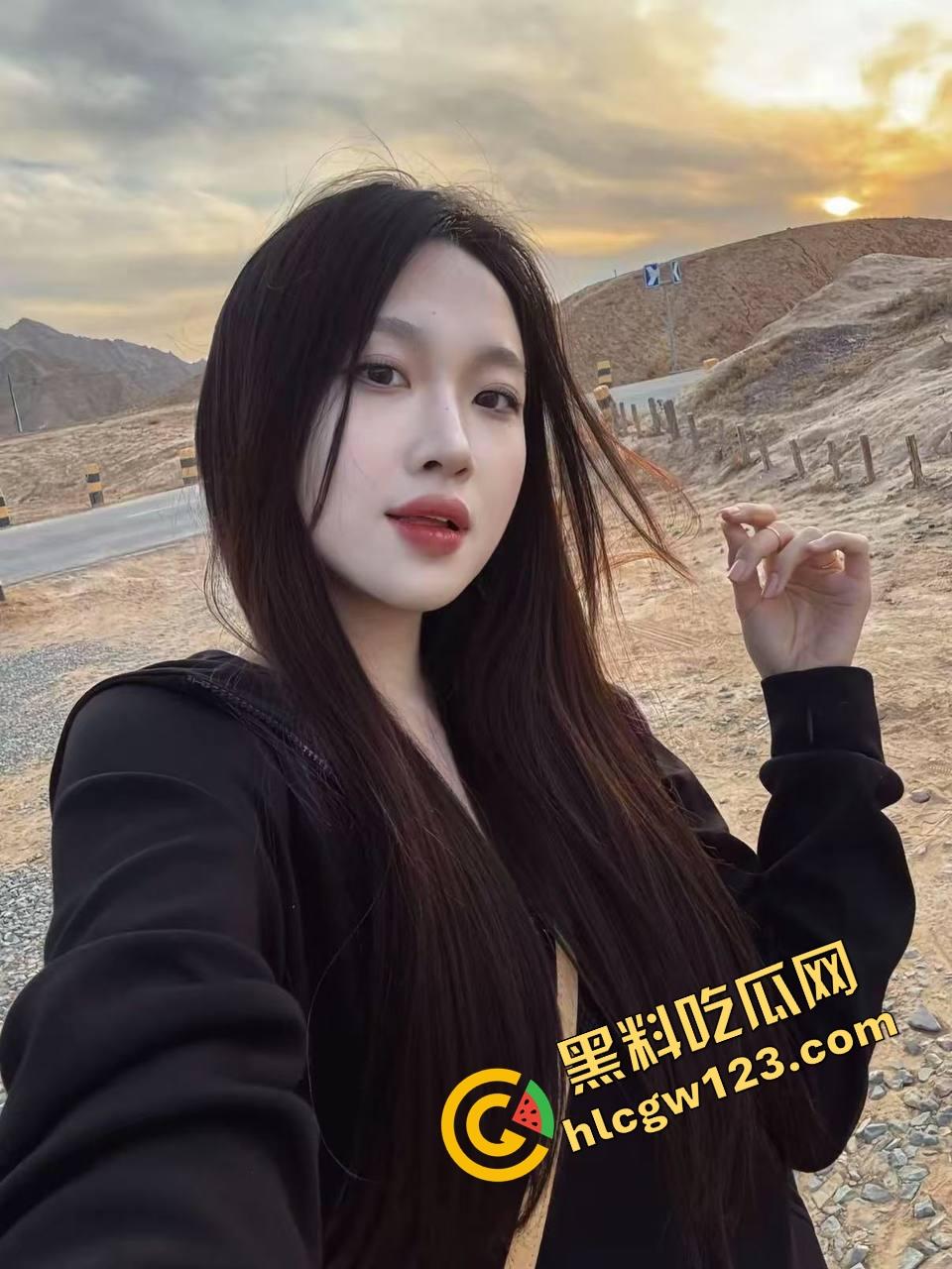 这游泳姿势教练是在床上教的？动作太熟练，一看就是下水前先上床,自由泳怎么越来越像自由用了!-1