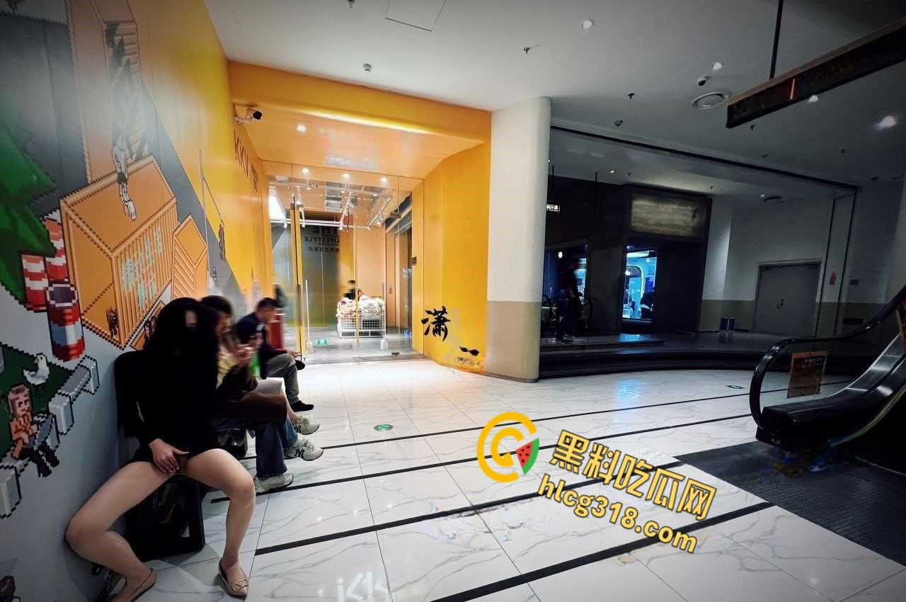 推特【潇洒Guccism】调教反差女神，户外大爷旁开档黑丝白虎露出太诱人了！-7